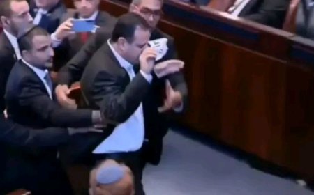 مقاطعة كلمة ترامب والأمن يتدخل فيديو